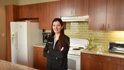 During the NICoE intensive outpatient program (IOP), staff nutritionist Ruth Clark teaches hands-on classes in the on-site patient kitchen. (Photo: Tahira Hayes (Ctr), NICoE/WRNMMC, NSA Bethesda)